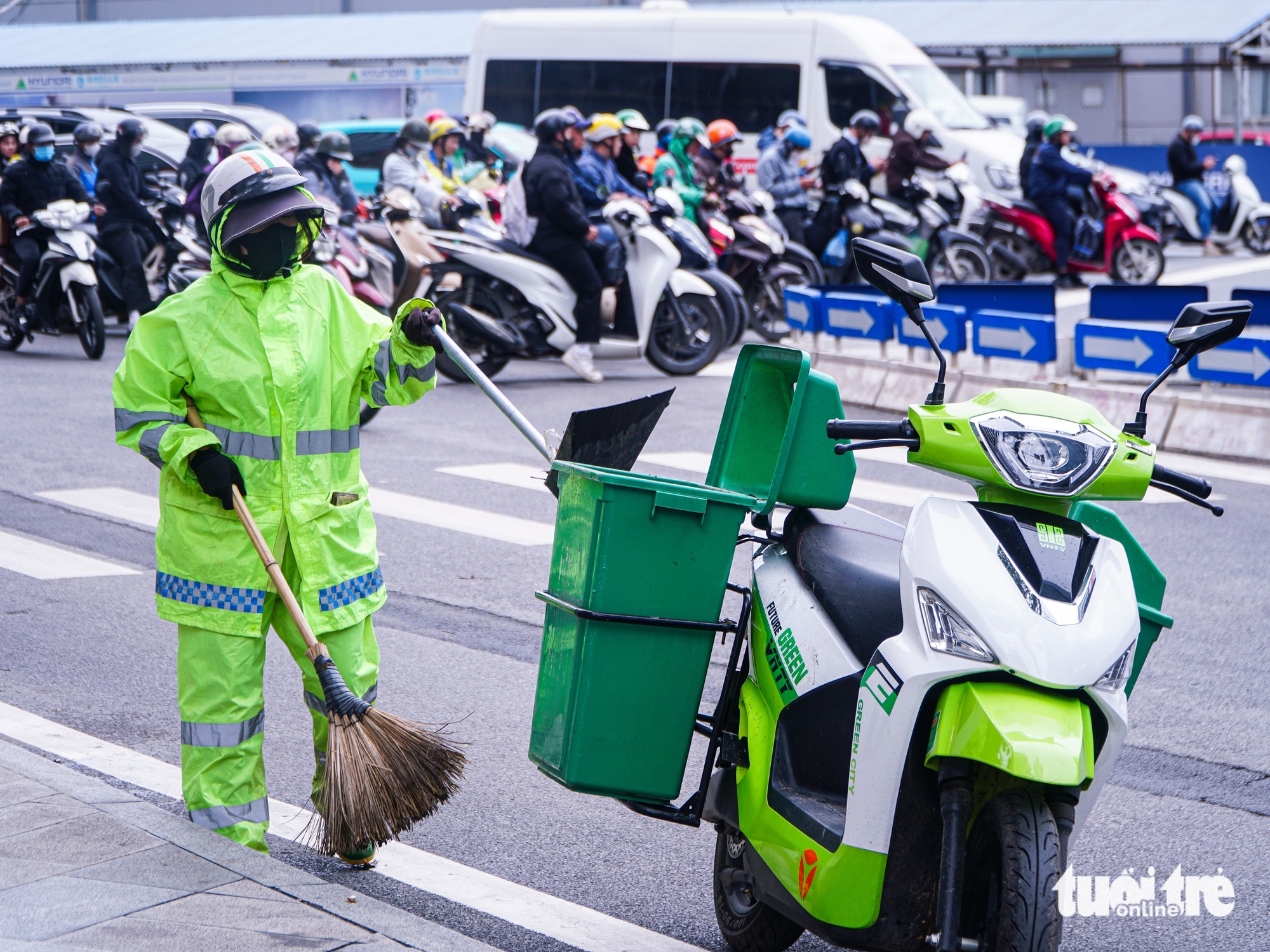 Rét đậm đầu đông, người Hà Nội trùm kín áo ấm, co ro - Ảnh 11.