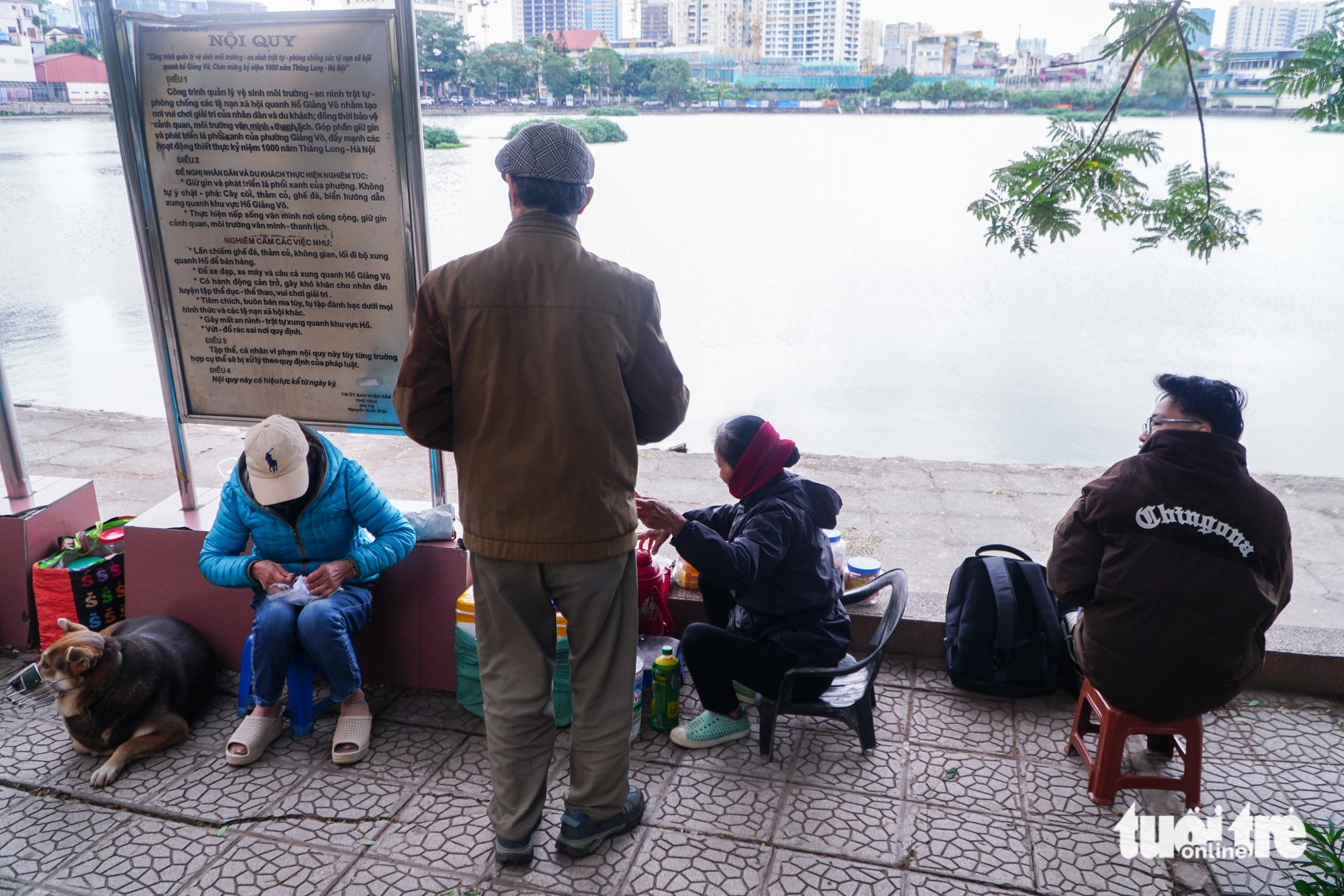 Rét đậm đầu đông, người Hà Nội trùm kín áo ấm, co ro - Ảnh 13.