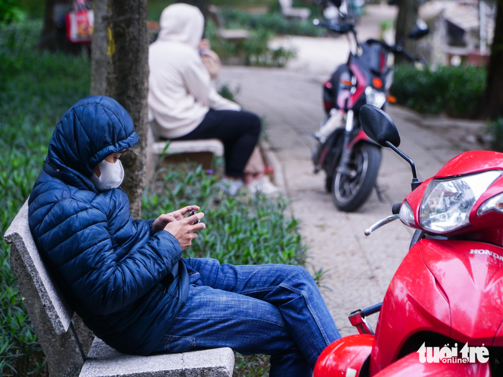 Rét đậm đầu đông, người Hà Nội trùm kín áo ấm, co ro - Ảnh 14.