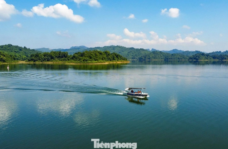 Ngỡ ngàng cảnh sắc đẹp như tranh thủy mặc ở Bến En - 2