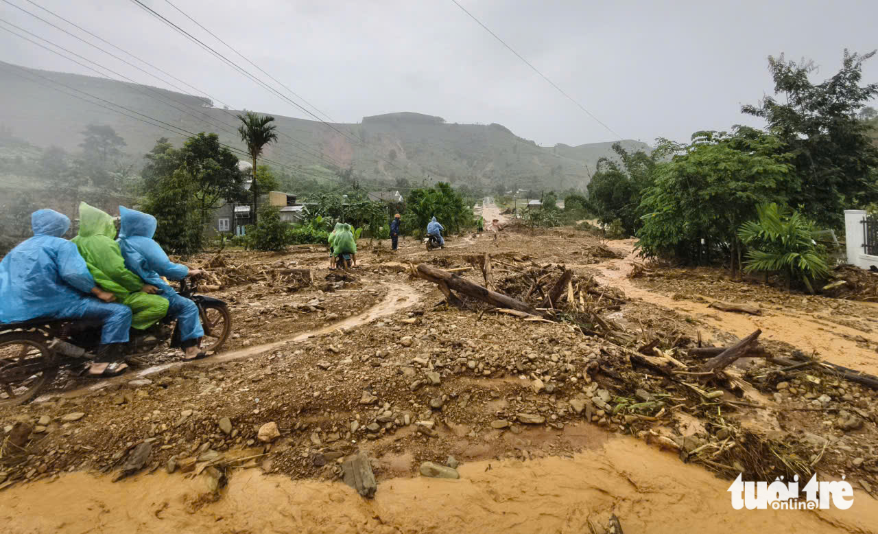 Lũ lụt, sạt lở khiến hàng loạt tuyến đường ở Đắk Lắk ách tắc- Ảnh 2.
