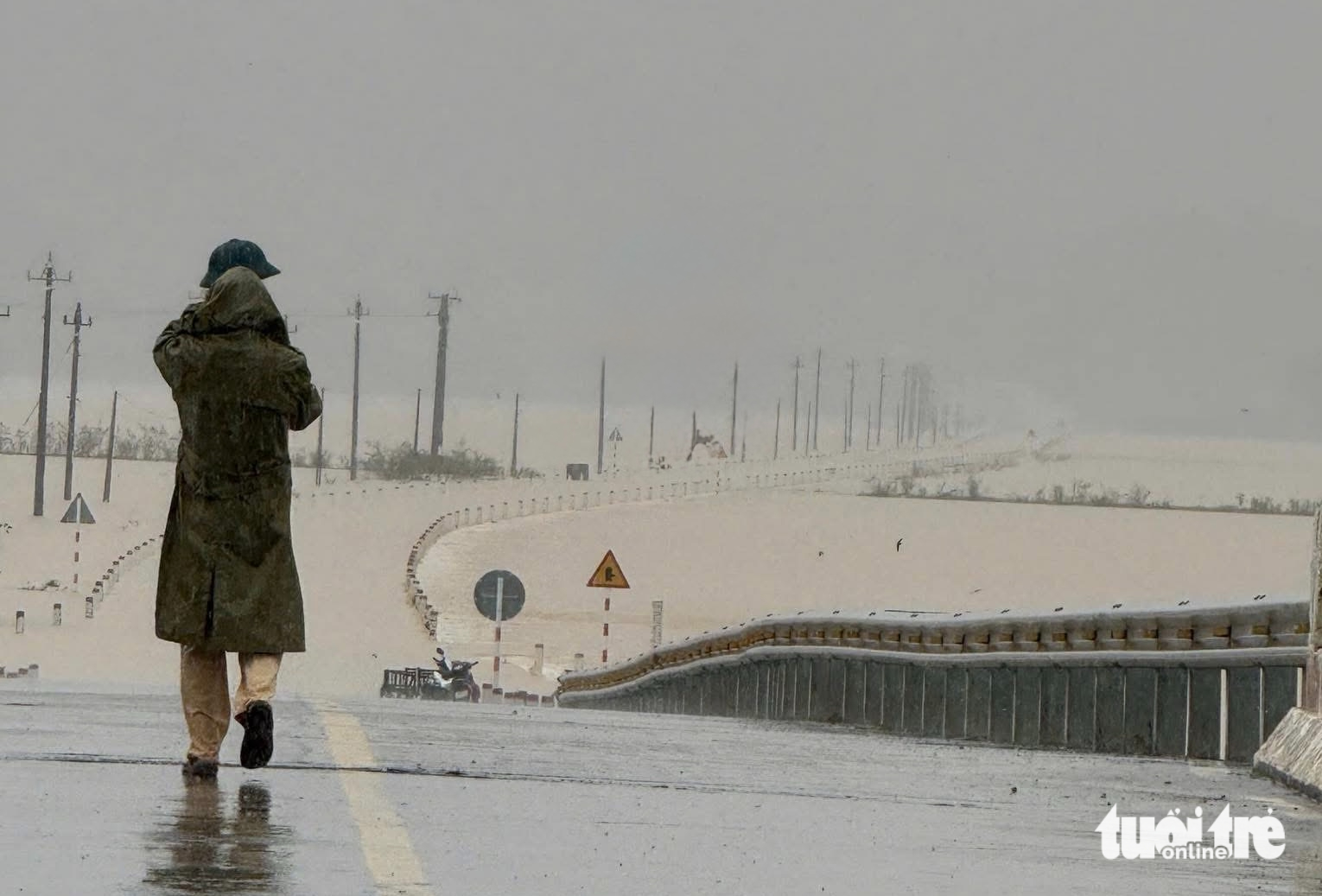 Lũ lụt, sạt lở khiến hàng loạt tuyến đường ở Đắk Lắk ách tắc- Ảnh 12.