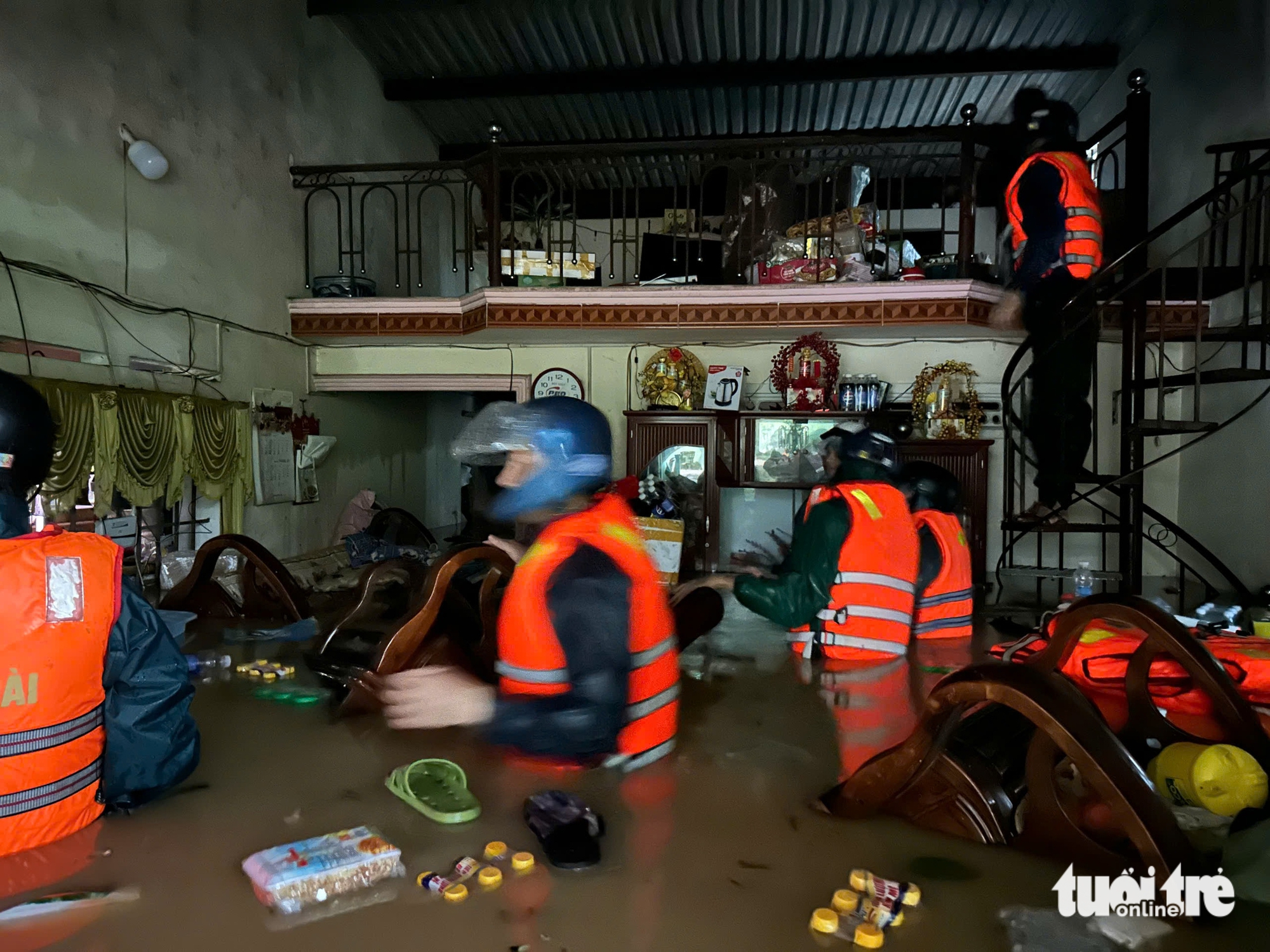 Lũ lụt, sạt lở khiến hàng loạt tuyến đường ở Đắk Lắk ách tắc - Ảnh 14.