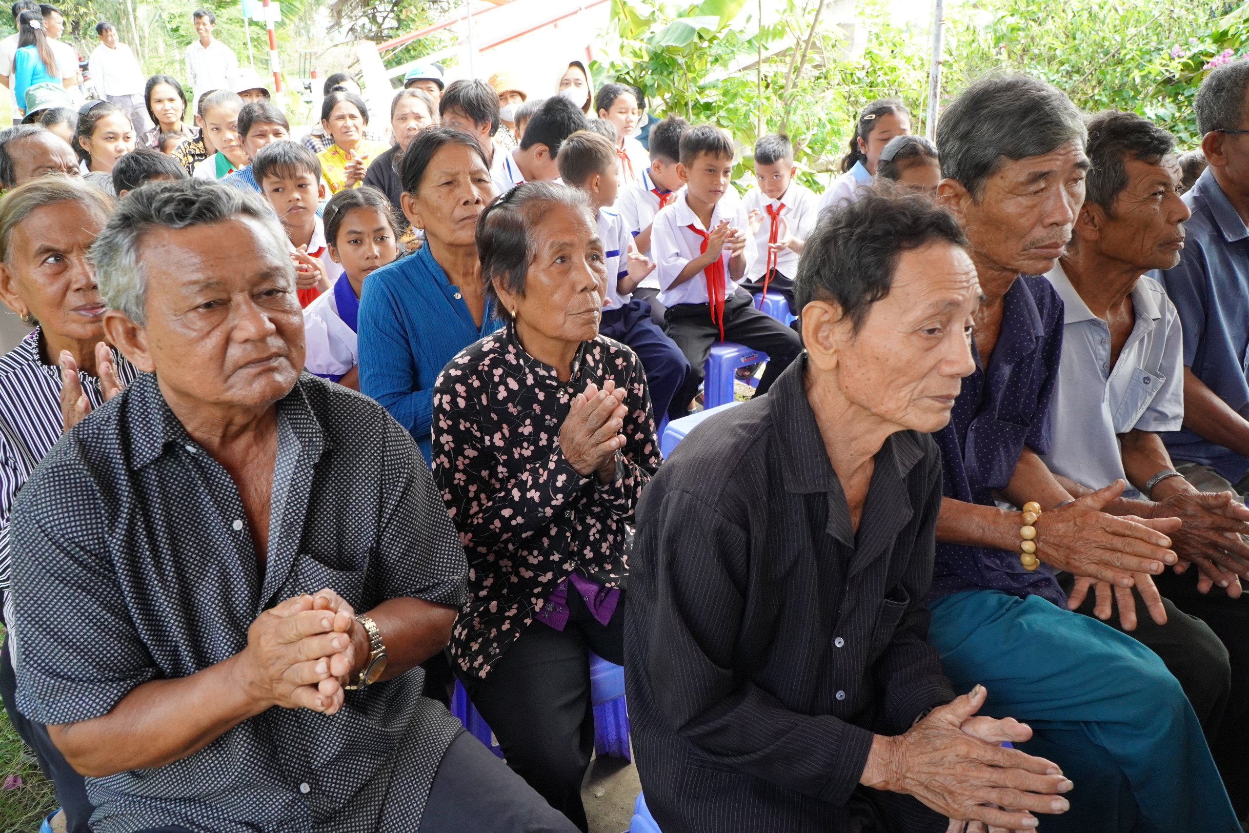 Báo Thanh Niên khánh thành cây cầu mơ ước tại vùng biên giới Giang Thành- Ảnh 2.