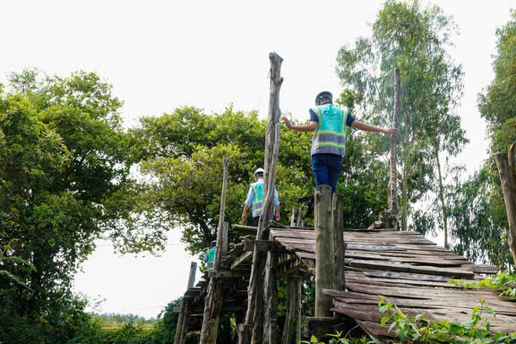 Báo Thanh Niên khánh thành cây cầu mơ ước tại vùng biên giới Giang Thành- Ảnh 3.