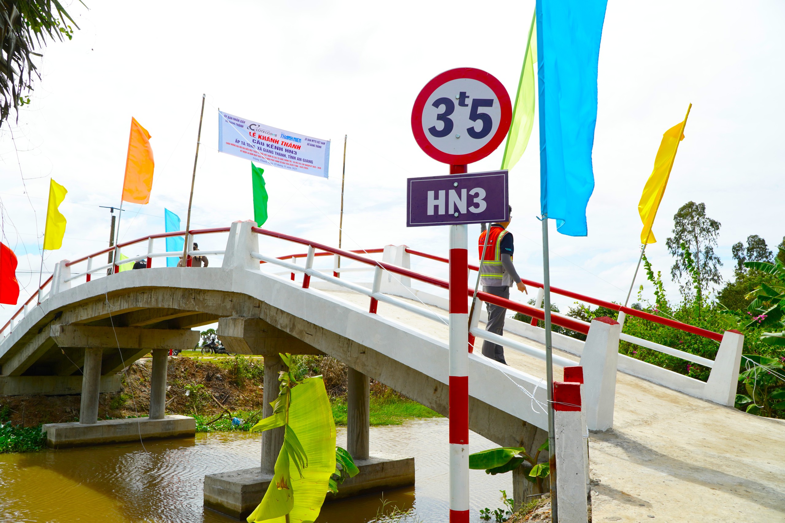 Báo Thanh Niên khánh thành cây cầu mơ ước tại vùng biên giới Giang Thành- Ảnh 4.