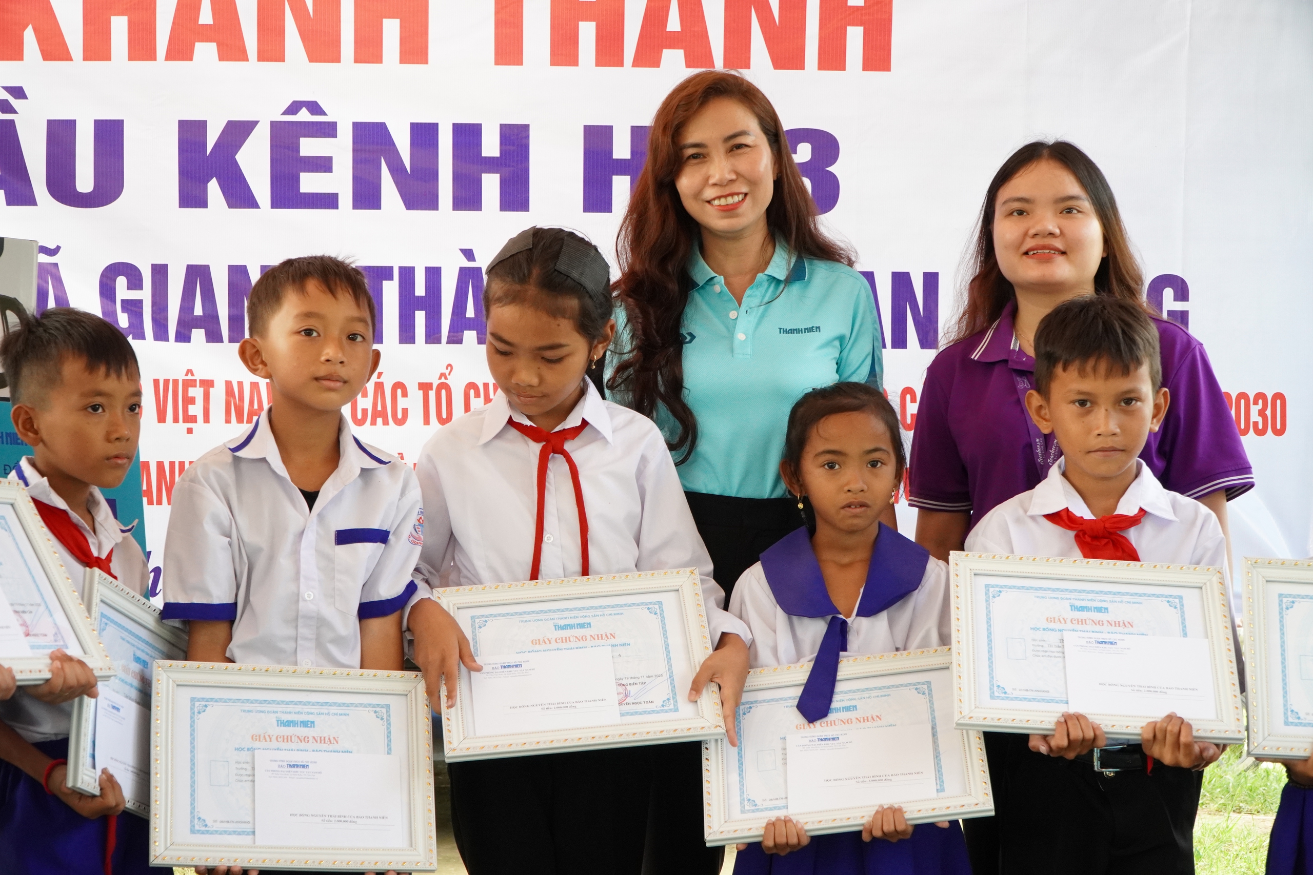 Báo Thanh Niên khánh thành cây cầu mơ ước tại vùng biên giới Giang Thành- Ảnh 8.