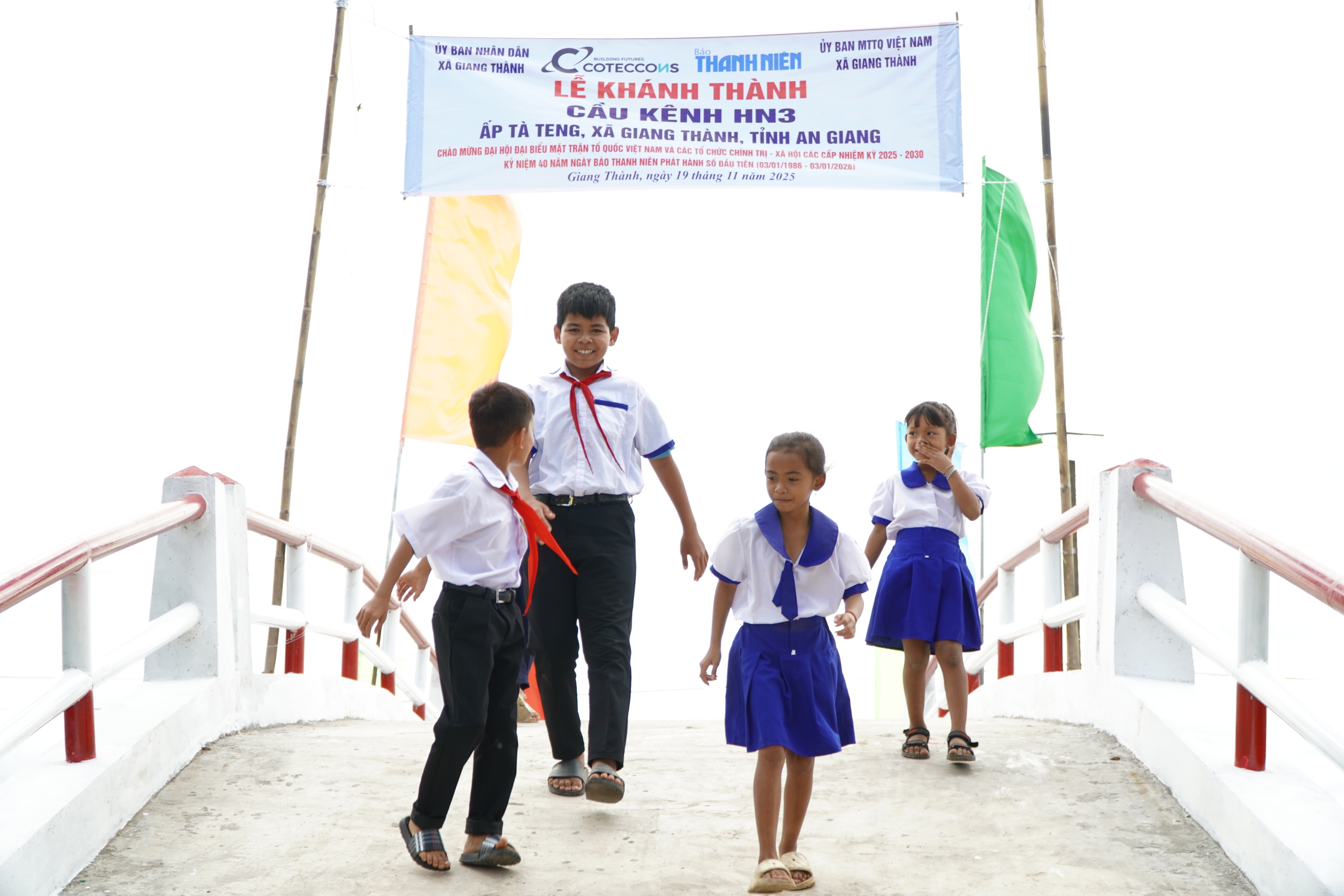 Báo Thanh Niên khánh thành cây cầu mơ ước tại vùng biên giới Giang Thành- Ảnh 12.