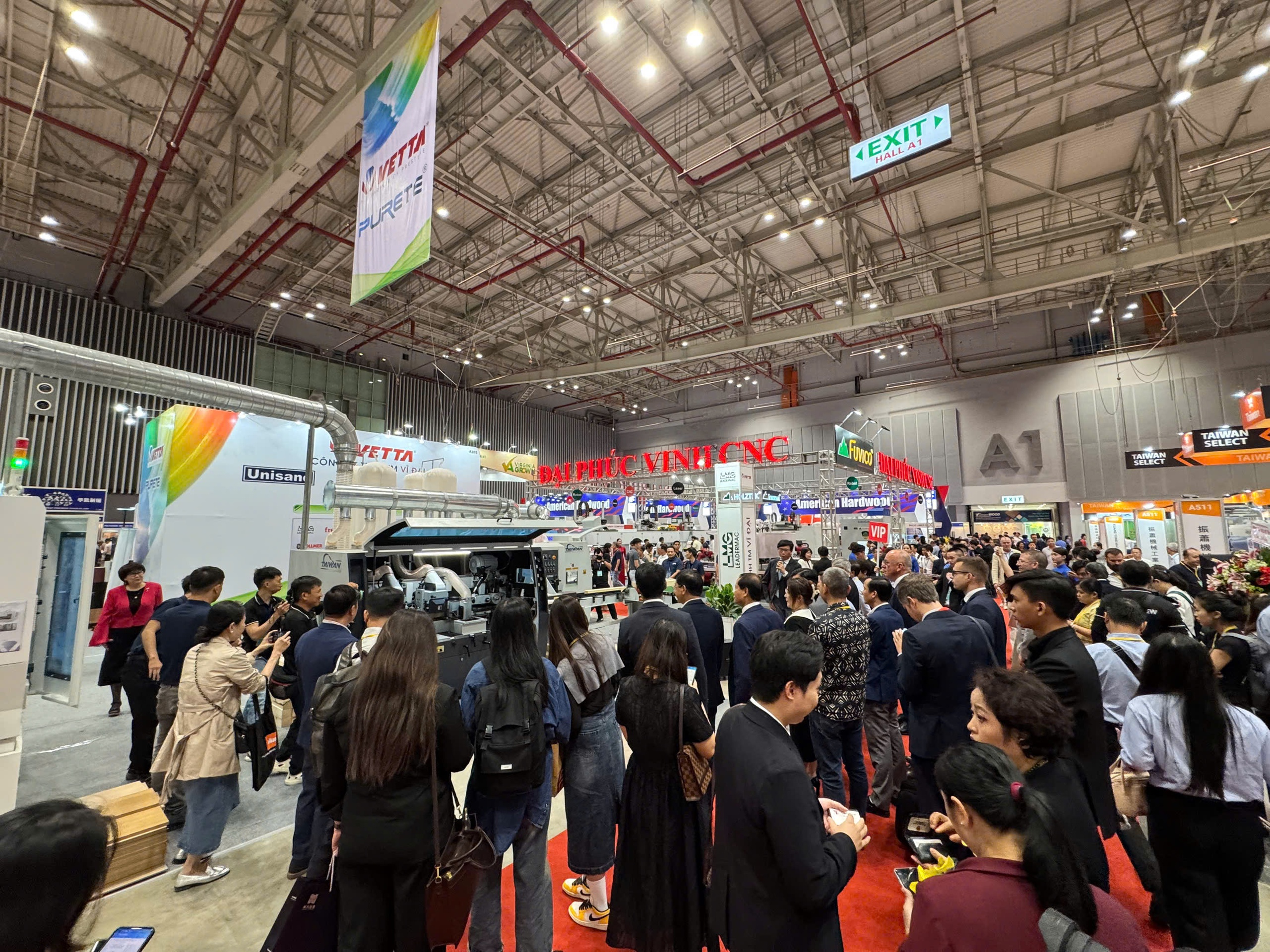 Ngành gỗ trình làng những công nghệ, máy móc tối tân- Ảnh 2.