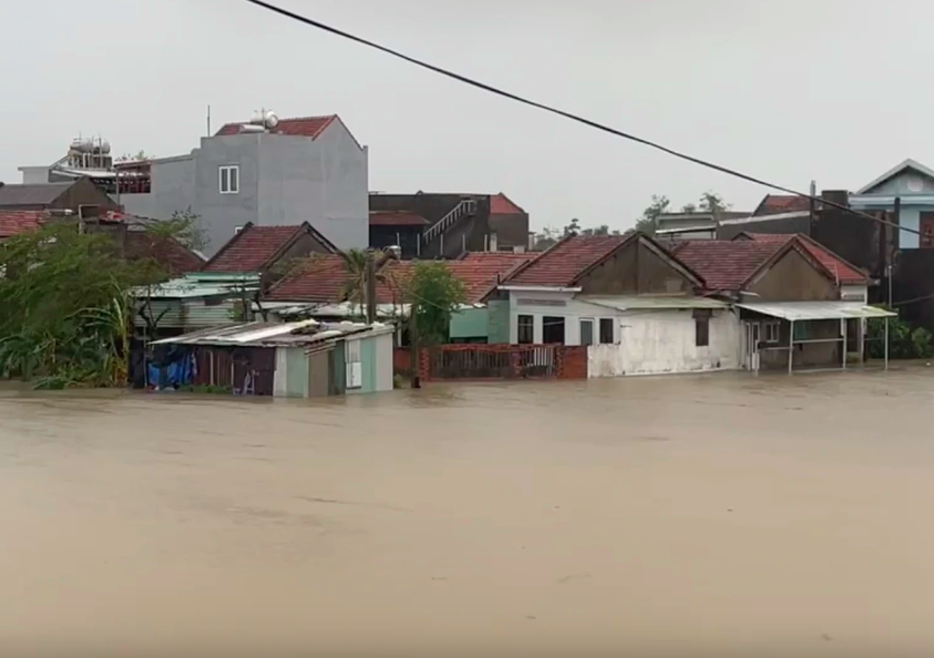 Thủ tướng chỉ đạo ứng phó lũ khẩn cấp tại 3 tỉnh miền Trung - Ảnh 2.