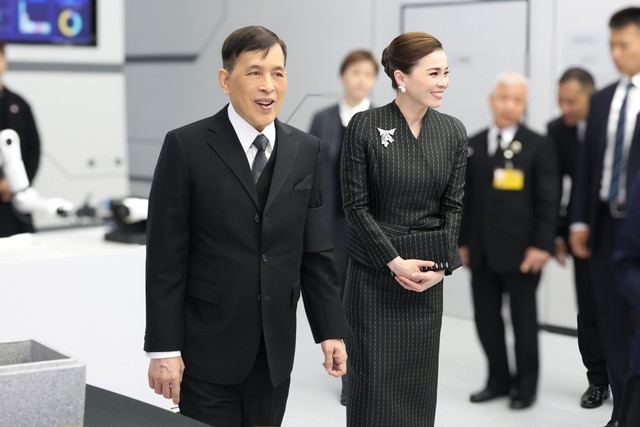 Hoàng hậu Thái Lan từng là tiếp viên hàng không: U50 đẹp lộng lẫy như minh tinh trong chuyến công du nước ngoài- Ảnh 6.