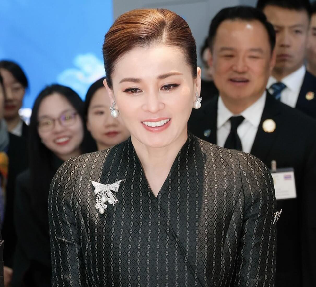 Hoàng hậu Thái Lan từng là tiếp viên hàng không: U50 đẹp lộng lẫy như minh tinh trong chuyến công du nước ngoài- Ảnh 11.