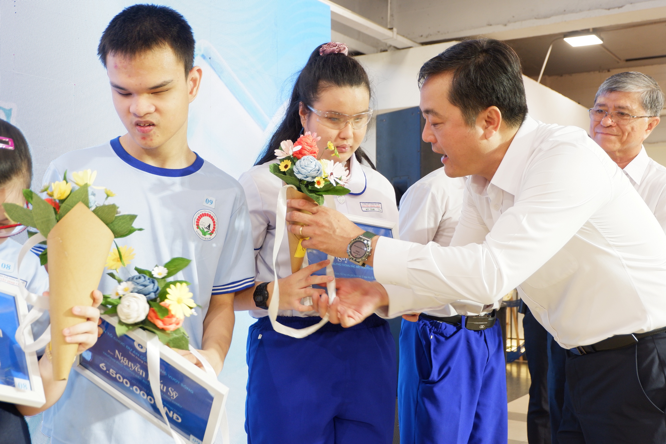 Khởi động dự án cộng đồng 'Vượt sóng' đồng hành người khuyết tật - Ảnh 4.