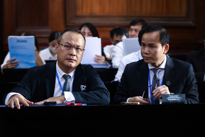 Luật sư Nguyễn Quốc Cường (trái) và cộng sự bào chữa cho bị cáo Thùy Tiên. Ảnh: Quỳnh Trần