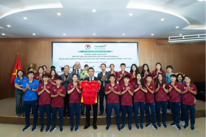 VFF cùng các cầu thủ tặng áo lưu niệm cho đại diện Herbalife. Ảnh: Herbalife Việt Nam