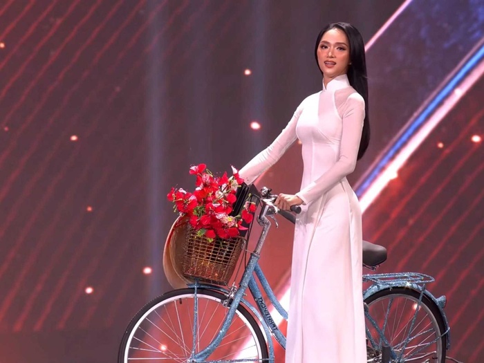Hương Giang mặc áo dài trắng, tái hiện hình ảnh nữ sinh đạp xe tới trường tại Miss Universe 2015