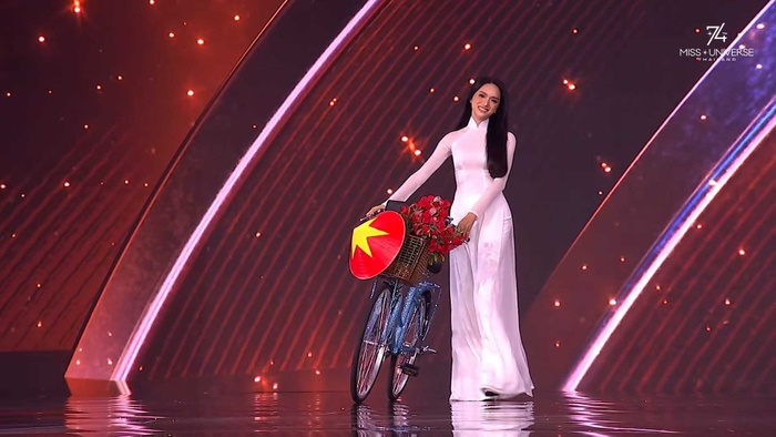Hương Giang mặc áo dài trắng, tái hiện hình ảnh nữ sinh đạp xe tới trường tại Miss Universe 2015