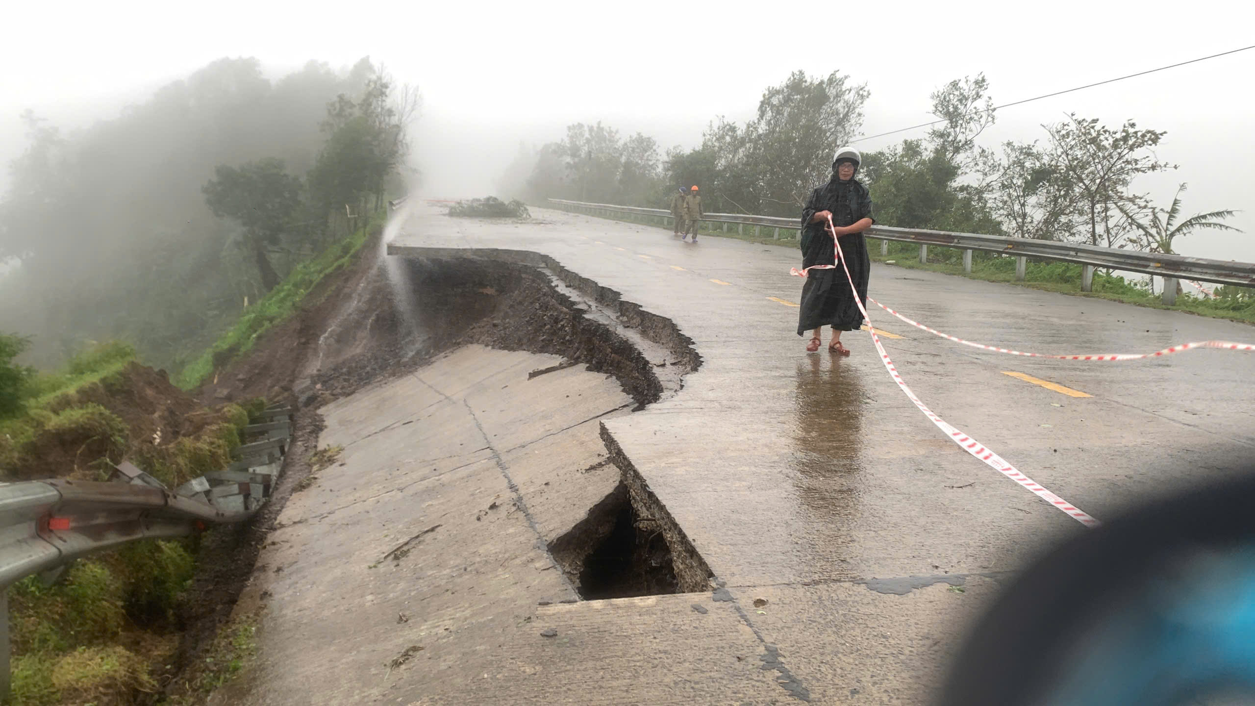 Huy động mọi nguồn lực cứu dân vùng lũ Đắk Lắk - Ảnh 3.