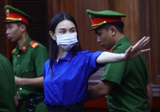 Hoa hậu Thùy Tiên chào mẹ, trước khi bị cảnh sát dẫn giải về trại giam. Ảnh: Quỳnh Trần