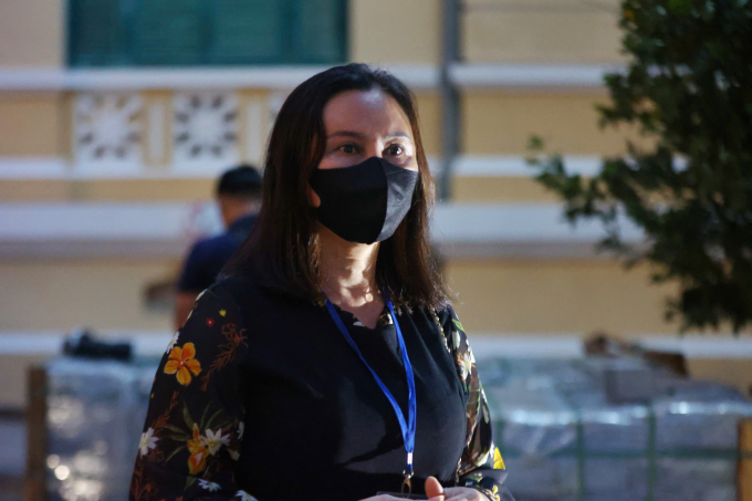 Gần 18h, tại sân tòa, mẹ Thùy Tiên nhìn theo chiếc xe cảnh sát chở con gái về trại giam. Ảnh: Quỳnh Trần