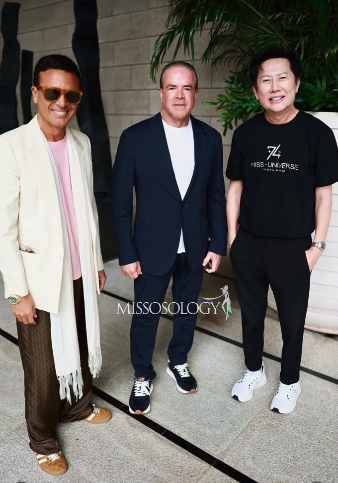 Nhà soạn nhạc Omar Harfouch, chủ tịch Raul Rocha và giám đốc sản xuất Nawat. Ảnh: Missosology