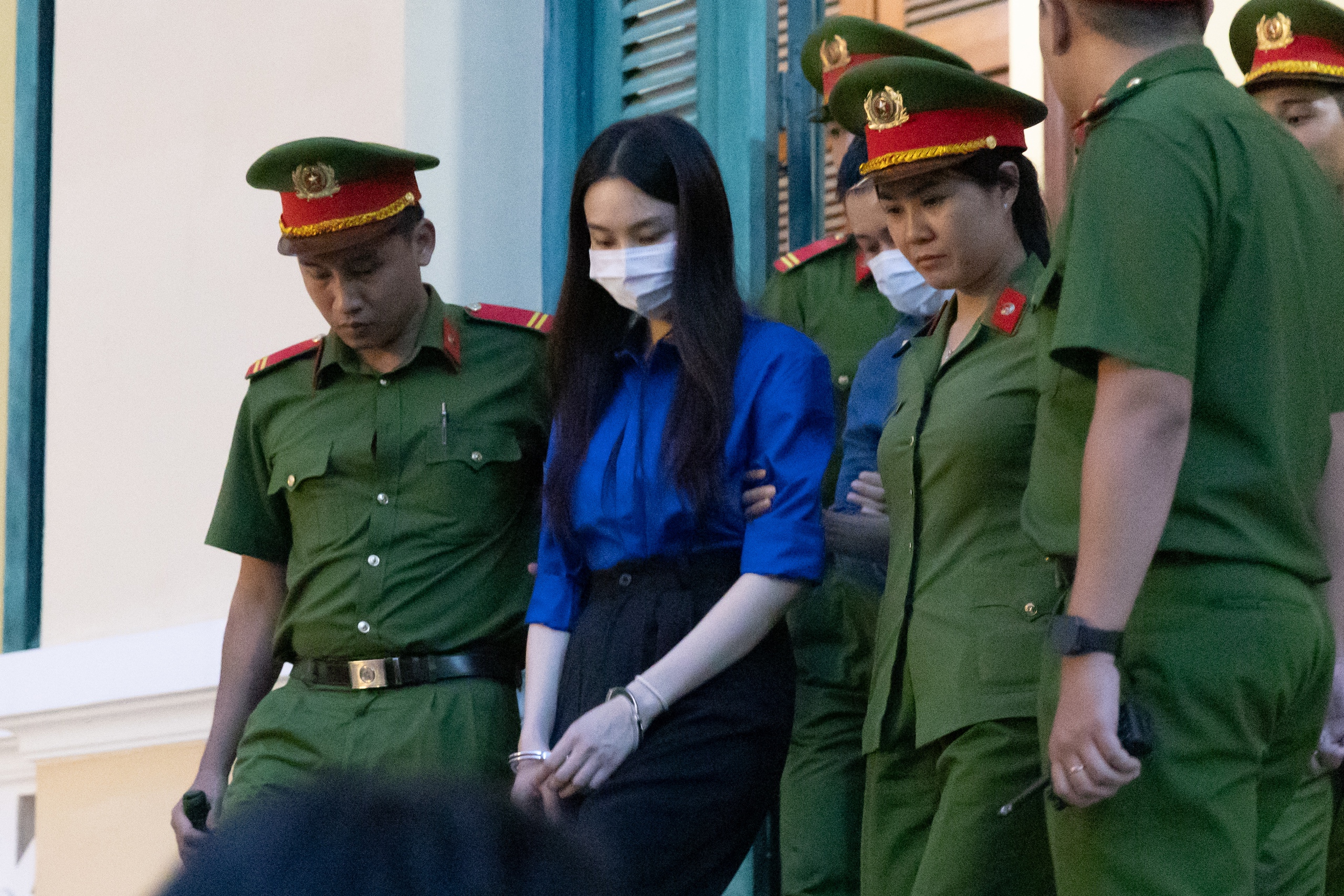 Thuỳ Tiên ôm Hằng Du Mục, vẫy tay chào mẹ sau khi nhận mức án cuối cùng- Ảnh 1.