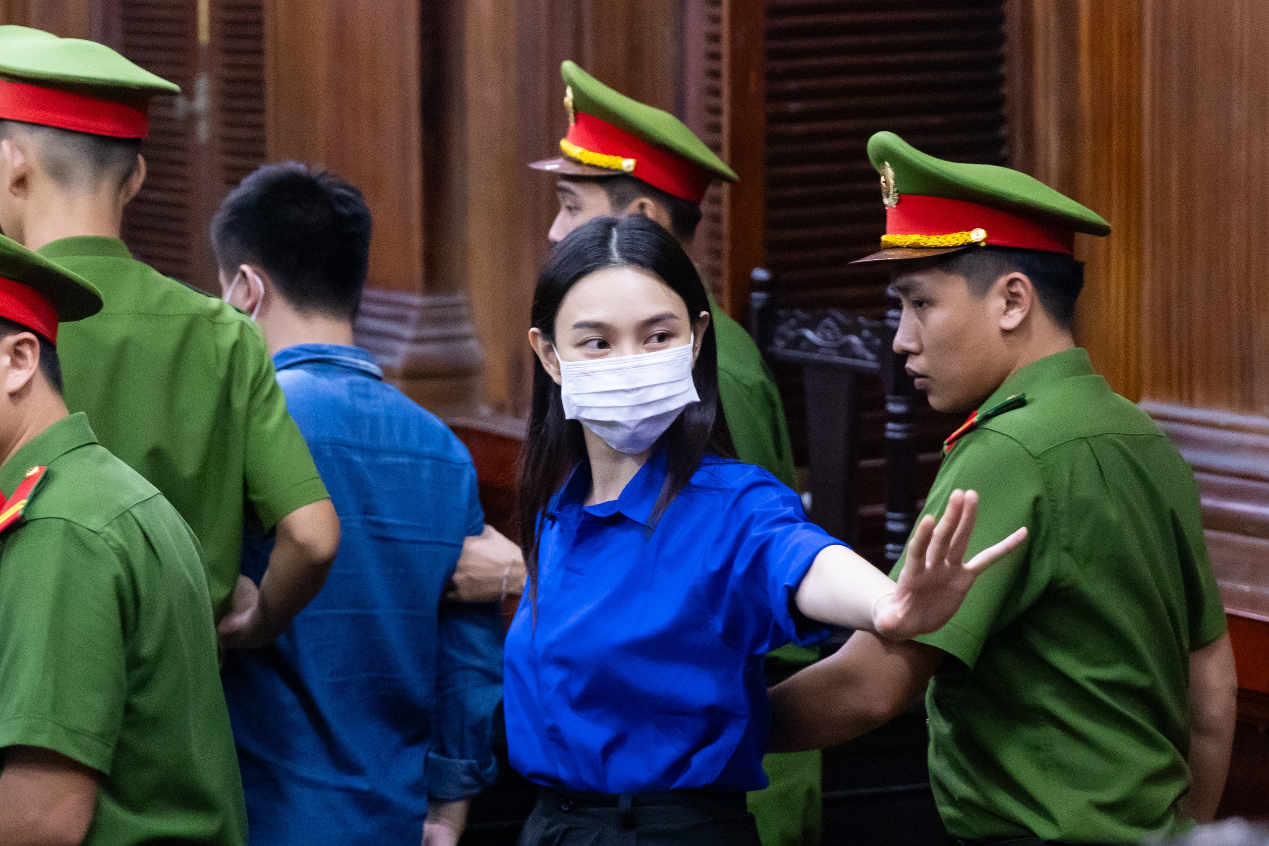 Thuỳ Tiên ôm Hằng Du Mục, vẫy tay chào mẹ sau khi nhận mức án cuối cùng- Ảnh 3.