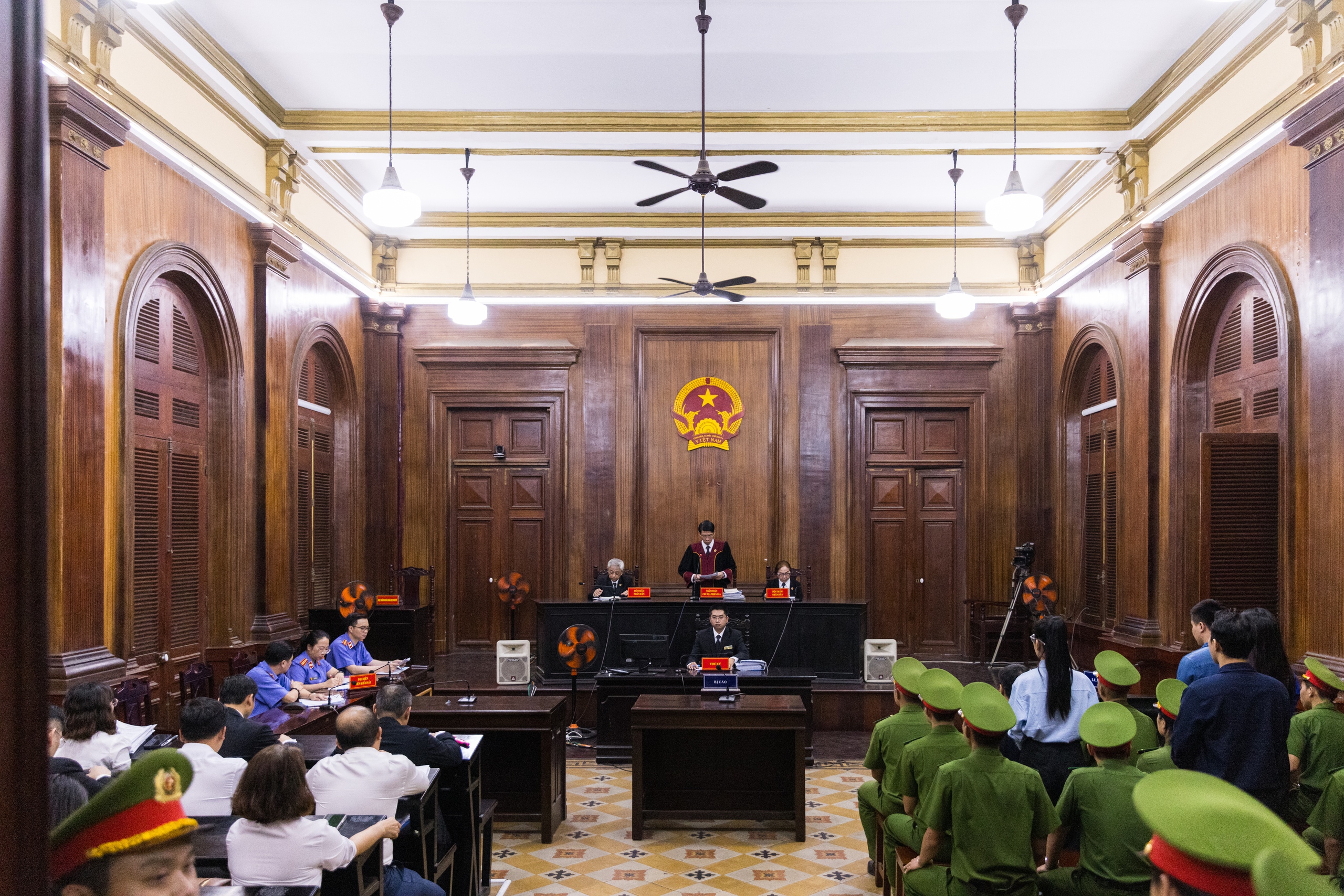 Thuỳ Tiên ôm Hằng Du Mục, vẫy tay chào mẹ sau khi nhận mức án cuối cùng- Ảnh 4.