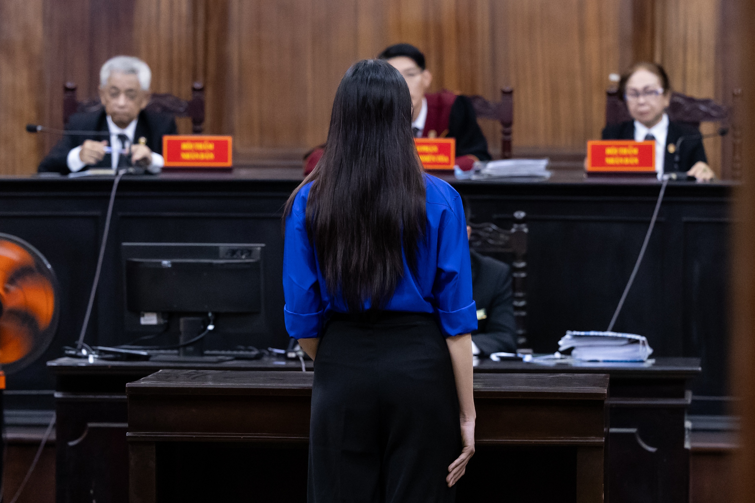 Thuỳ Tiên ôm Hằng Du Mục, vẫy tay chào mẹ sau khi nhận mức án cuối cùng- Ảnh 6.