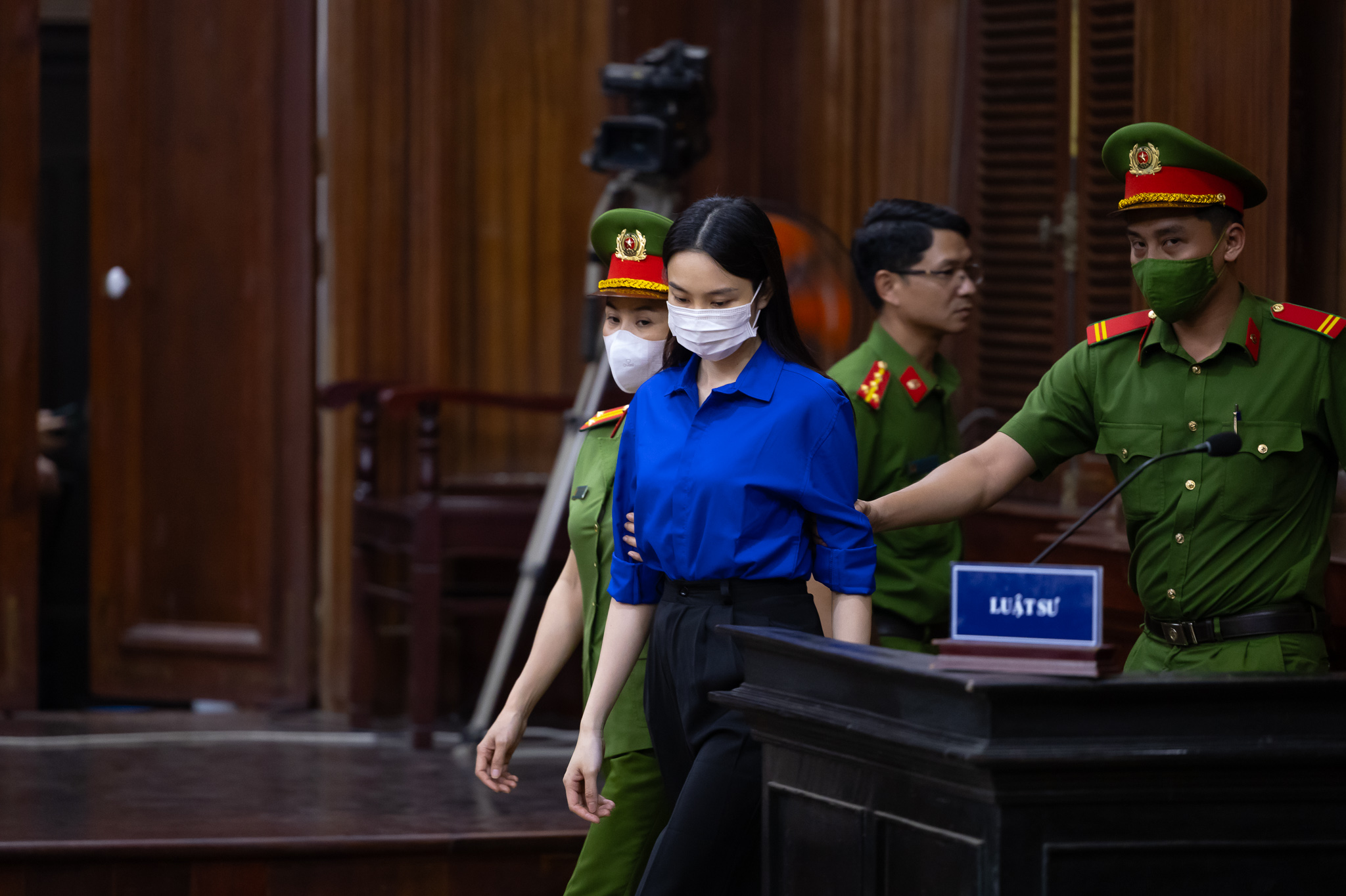 Thuỳ Tiên ôm Hằng Du Mục, vẫy tay chào mẹ sau khi nhận mức án cuối cùng- Ảnh 10.