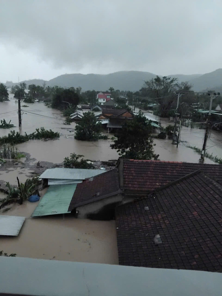 Giữa mưa dữ dội, người dân Đắk Lắk bám mái nhà chờ cứu hộ- Ảnh 9.