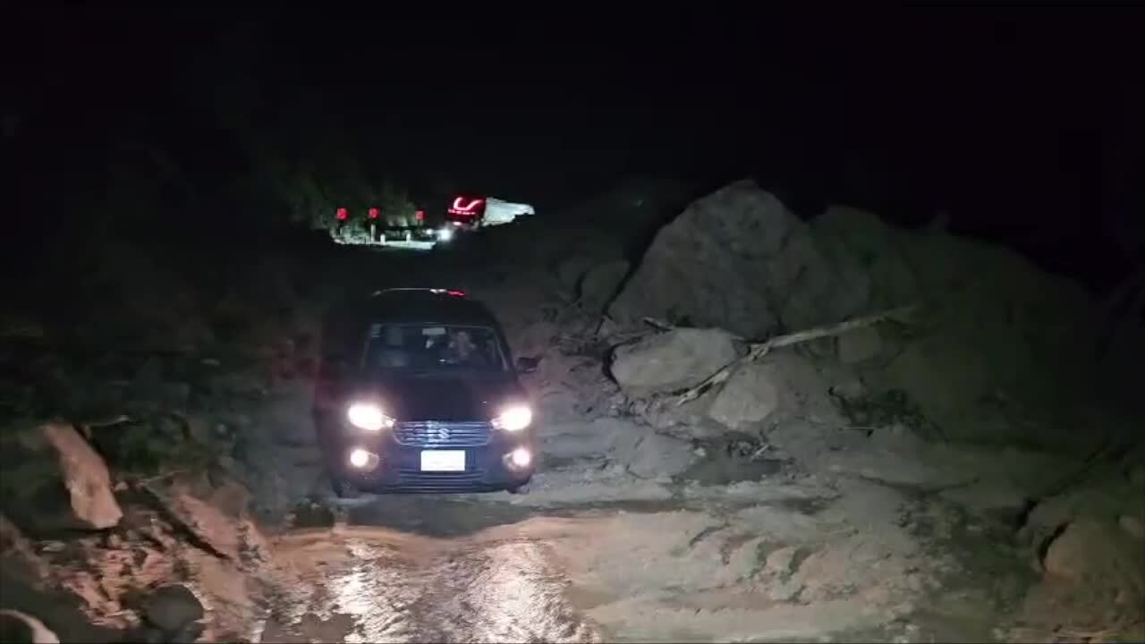 Đoàn xe mắc kẹt trong sạt lở đèo Khánh Lê ra ngoài