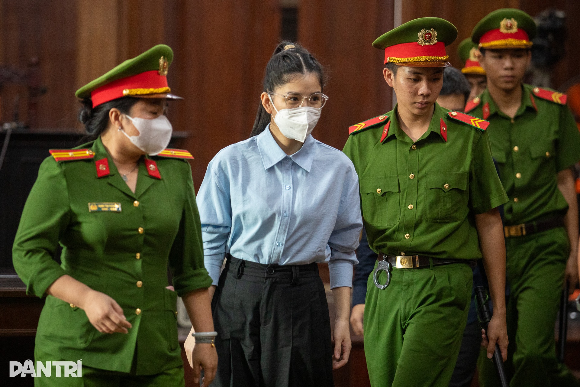 Hoa hậu Thùy Tiên vẫy tay chào người thân sau khi nhận án 2 năm tù - 3