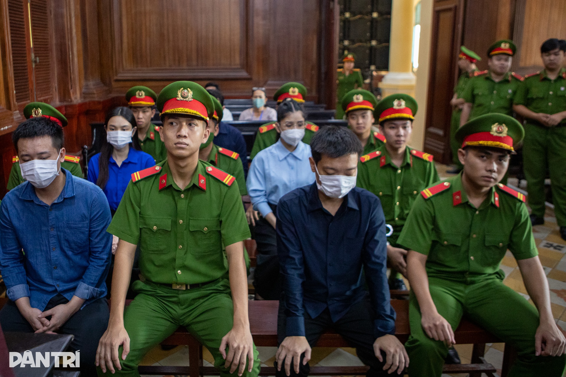 Hoa hậu Thùy Tiên vẫy tay chào người thân sau khi nhận án 2 năm tù - 2