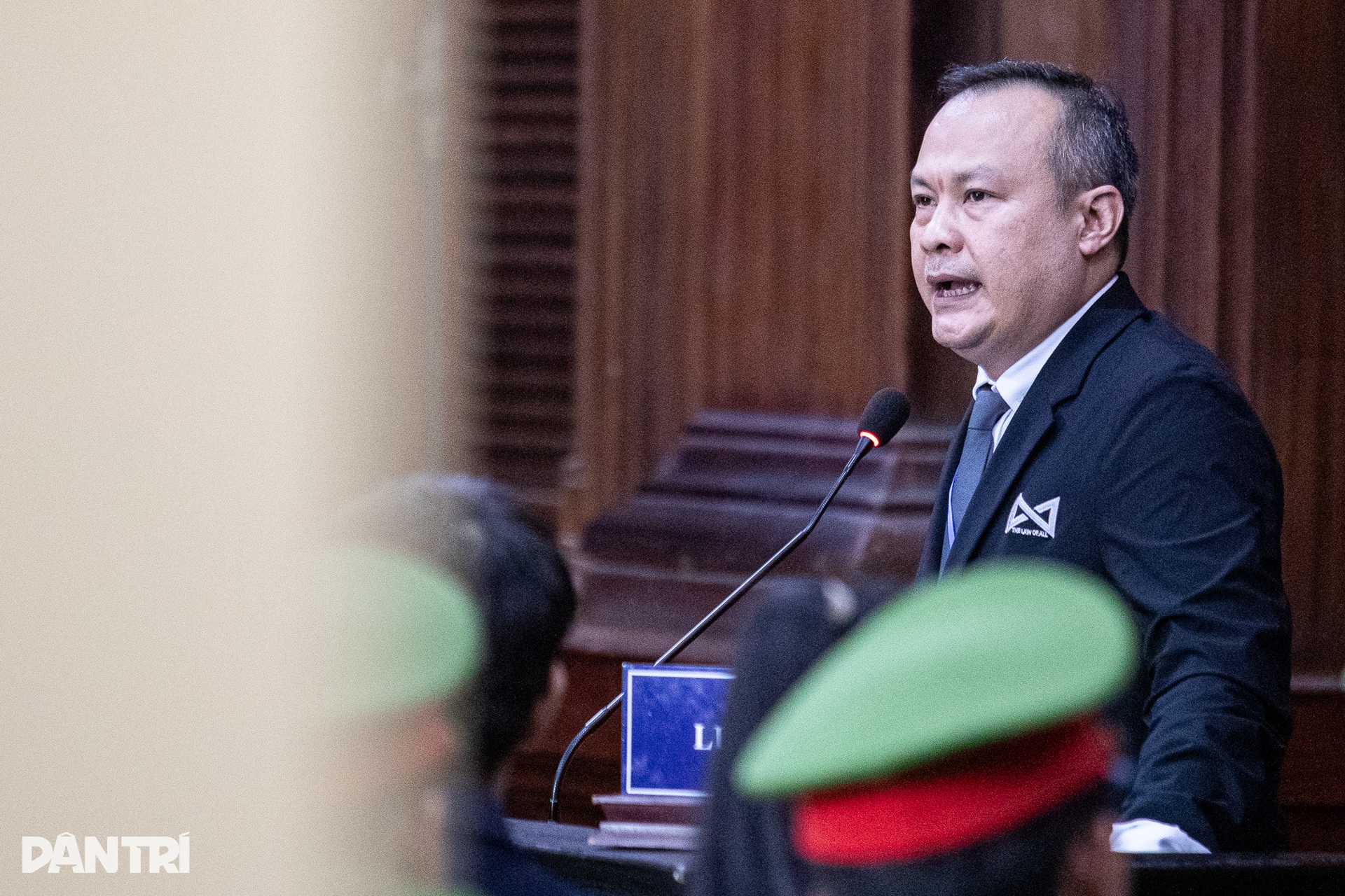 Hoa hậu Thùy Tiên vẫy tay chào người thân sau khi nhận án 2 năm tù - 5