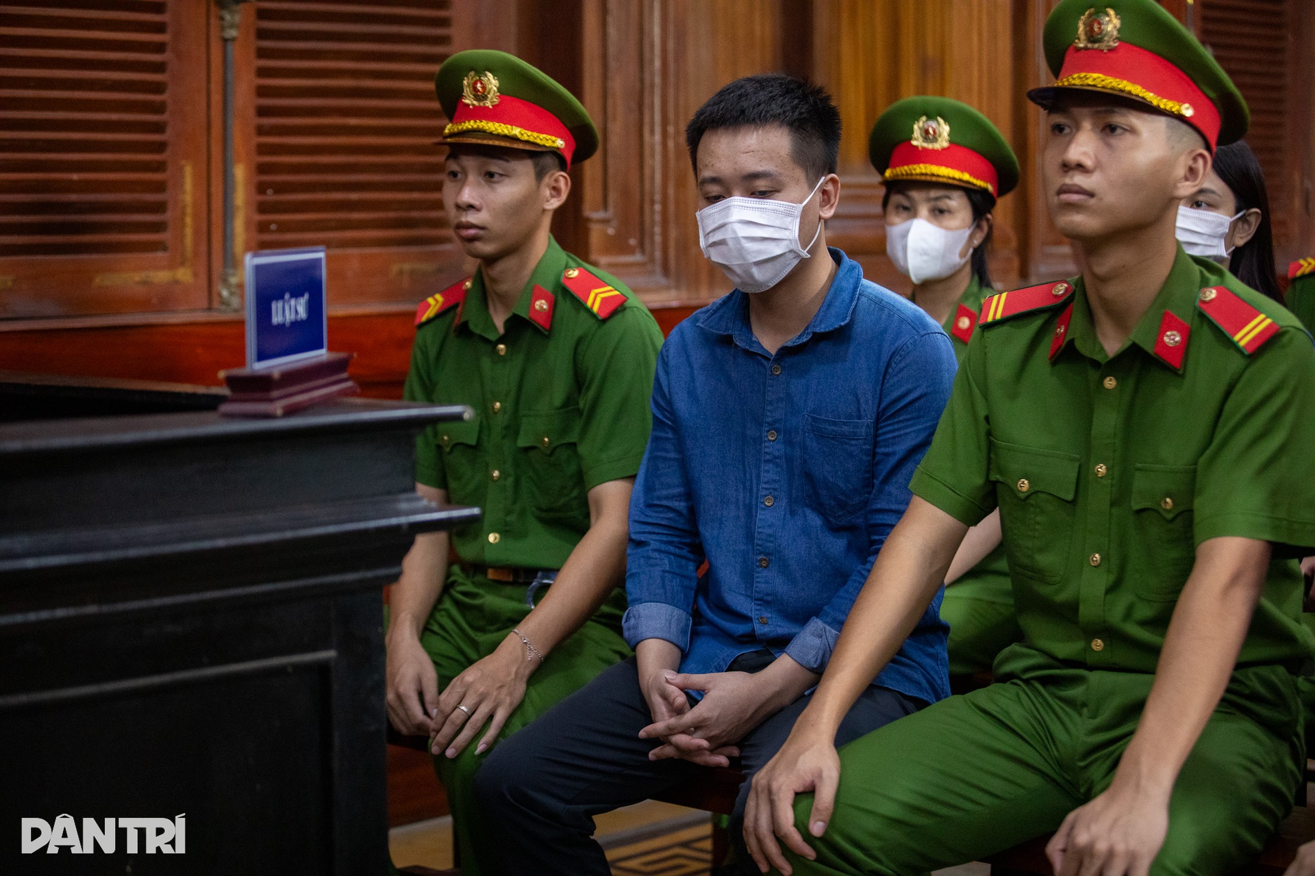 Hoa hậu Thùy Tiên vẫy tay chào người thân sau khi nhận án 2 năm tù - 6