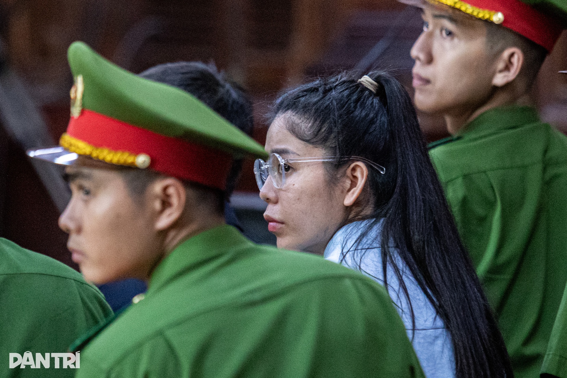 Hoa hậu Thùy Tiên vẫy tay chào người thân sau khi nhận án 2 năm tù - 7