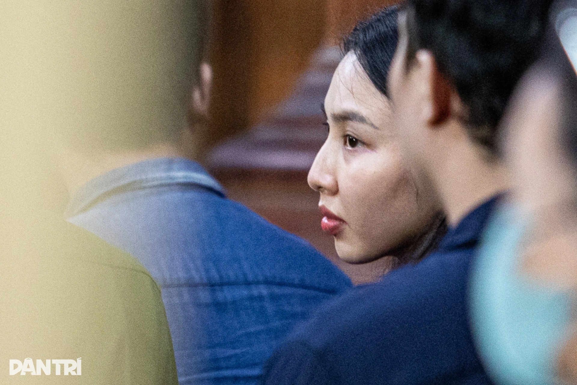 Hoa hậu Thùy Tiên vẫy tay chào người thân sau khi nhận án 2 năm tù - 11