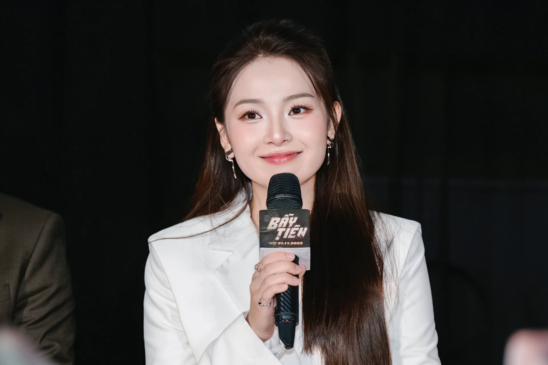 1763557310 209 Viet Nam co 1 my nhan giong hang loat minh