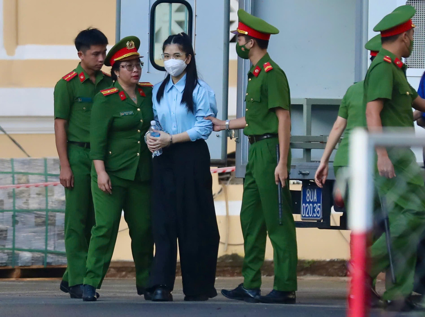 Giây phút Hoa hậu Thùy Tiên tại tòa án với tư cách bị cáo 2 Hằng Du mục tại khuôn viên tòa án. Ảnh: Duy Anh.