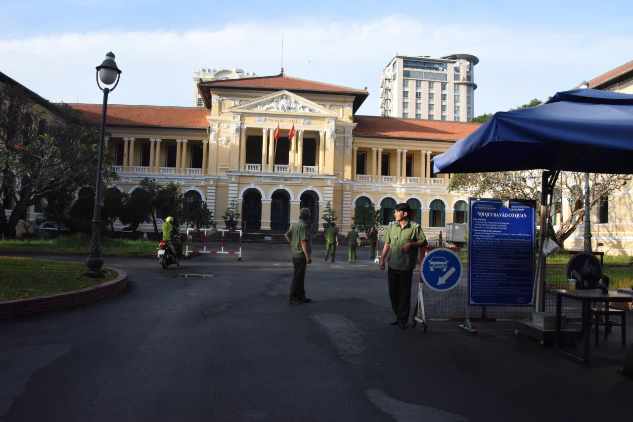 Giây phút Hoa hậu Thùy Tiên tại tòa án với tư cách bị cáo 5 Lực lượng bảo vệ TAND TPHCM chốt chặn tại cổng vào sáng nay 19/11. Ảnh: MĐ