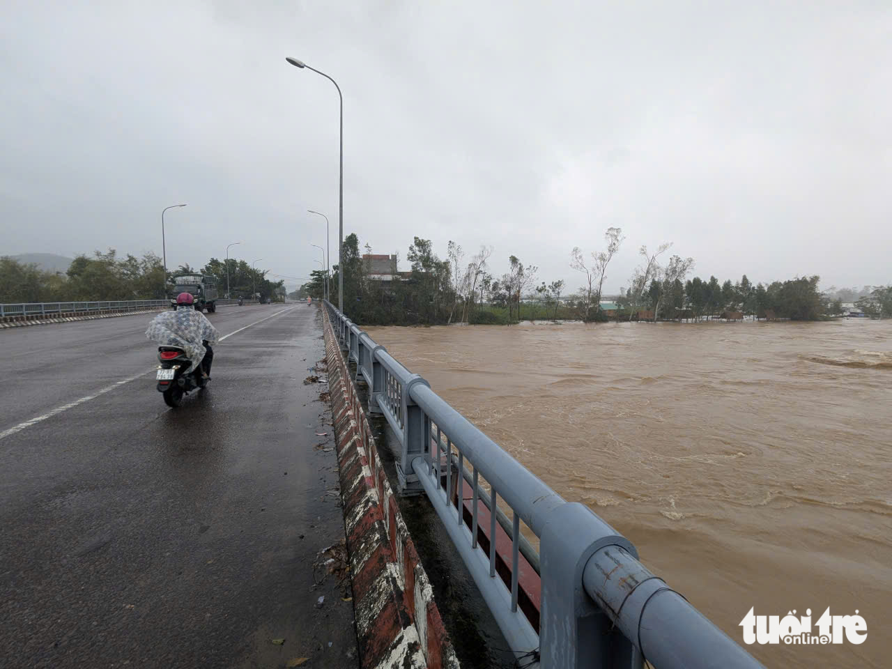 Chủ tịch tỉnh Gia Lai yêu cầu công an, quân đội sơ tán dân tránh lũ bằng mọi biện pháp - Ảnh 3.