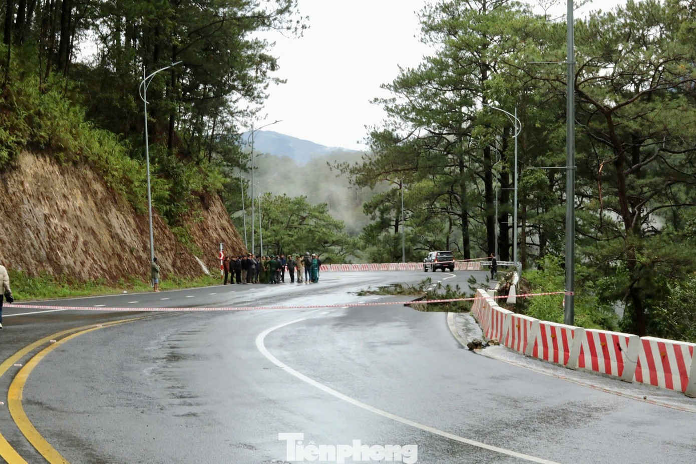 Khách du lịch Đà Lạt vội vã 'quay xe' vì sạt lở đèo- Ảnh 4.