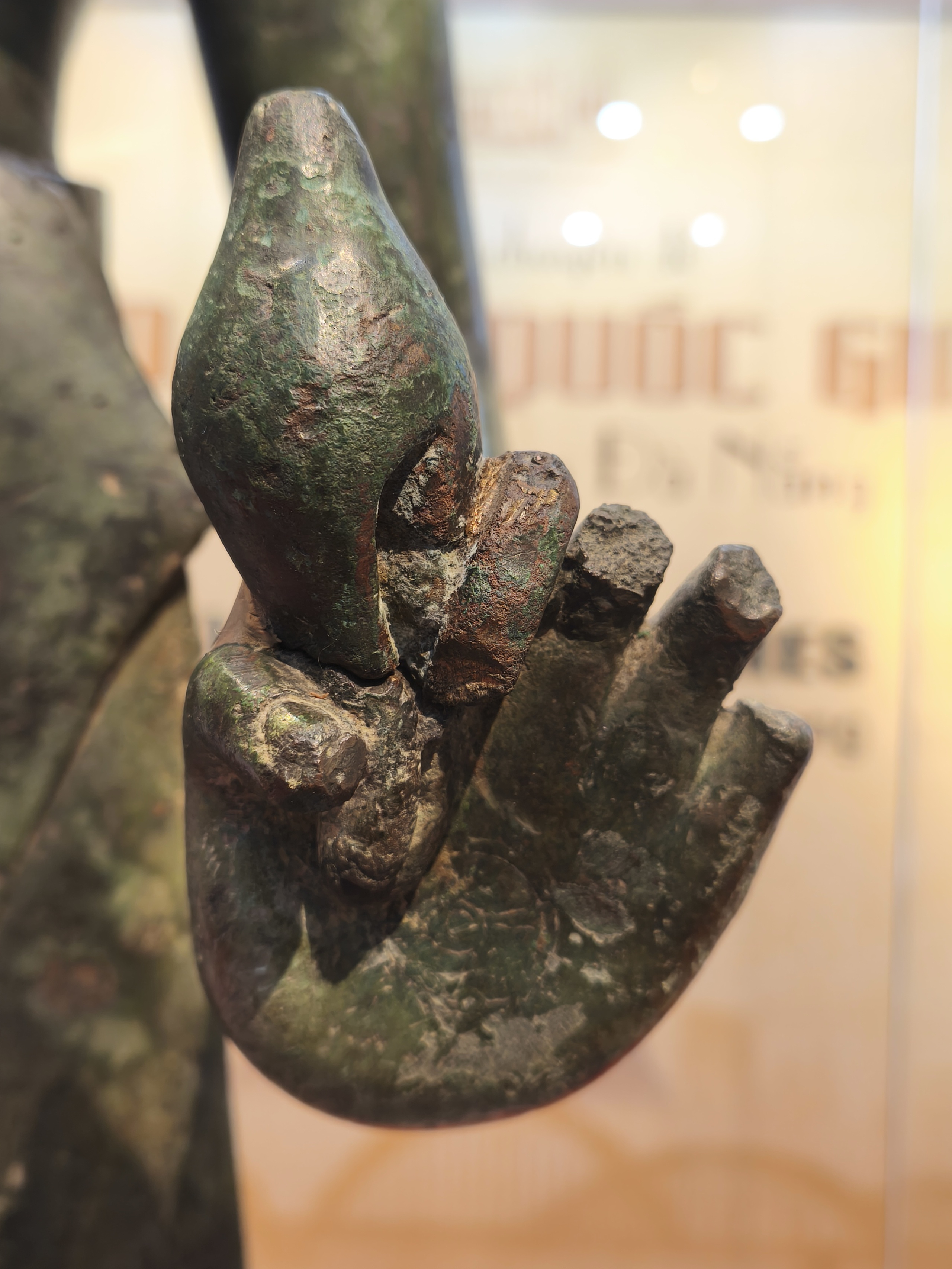 Lần đầu trưng bày bảo vật quốc gia tượng Bồ tát Tara hoàn chỉnh - Ảnh 4. Lần đầu trưng bày bảo vật quốc gia tượng Bồ tát Tara hoàn chỉnh - Ảnh 4.