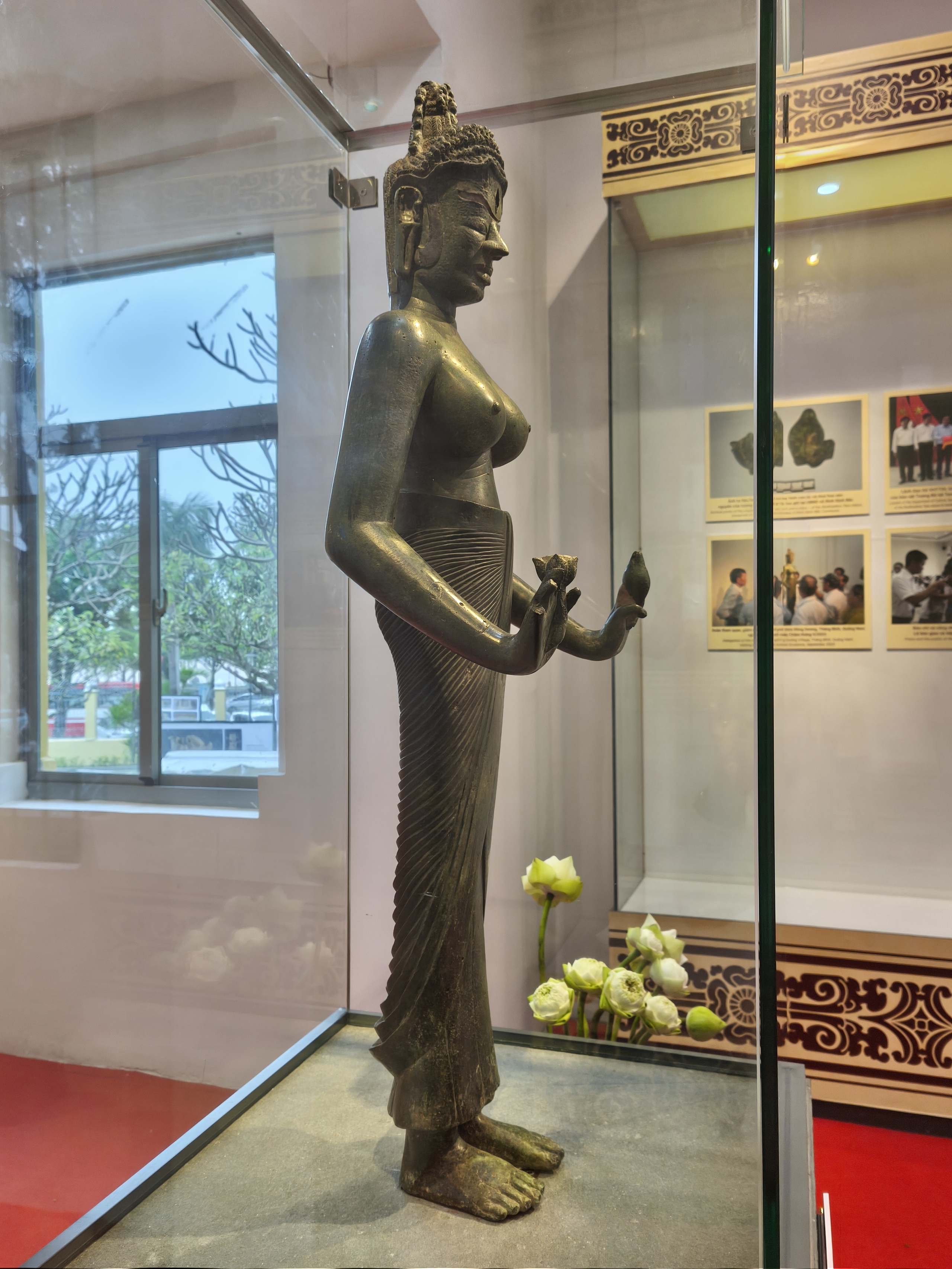 Lần đầu trưng bày bảo vật quốc gia tượng Bồ tát Tara hoàn chỉnh - Ảnh 8. Lần đầu trưng bày bảo vật quốc gia tượng Bồ tát Tara hoàn chỉnh - Ảnh 8.