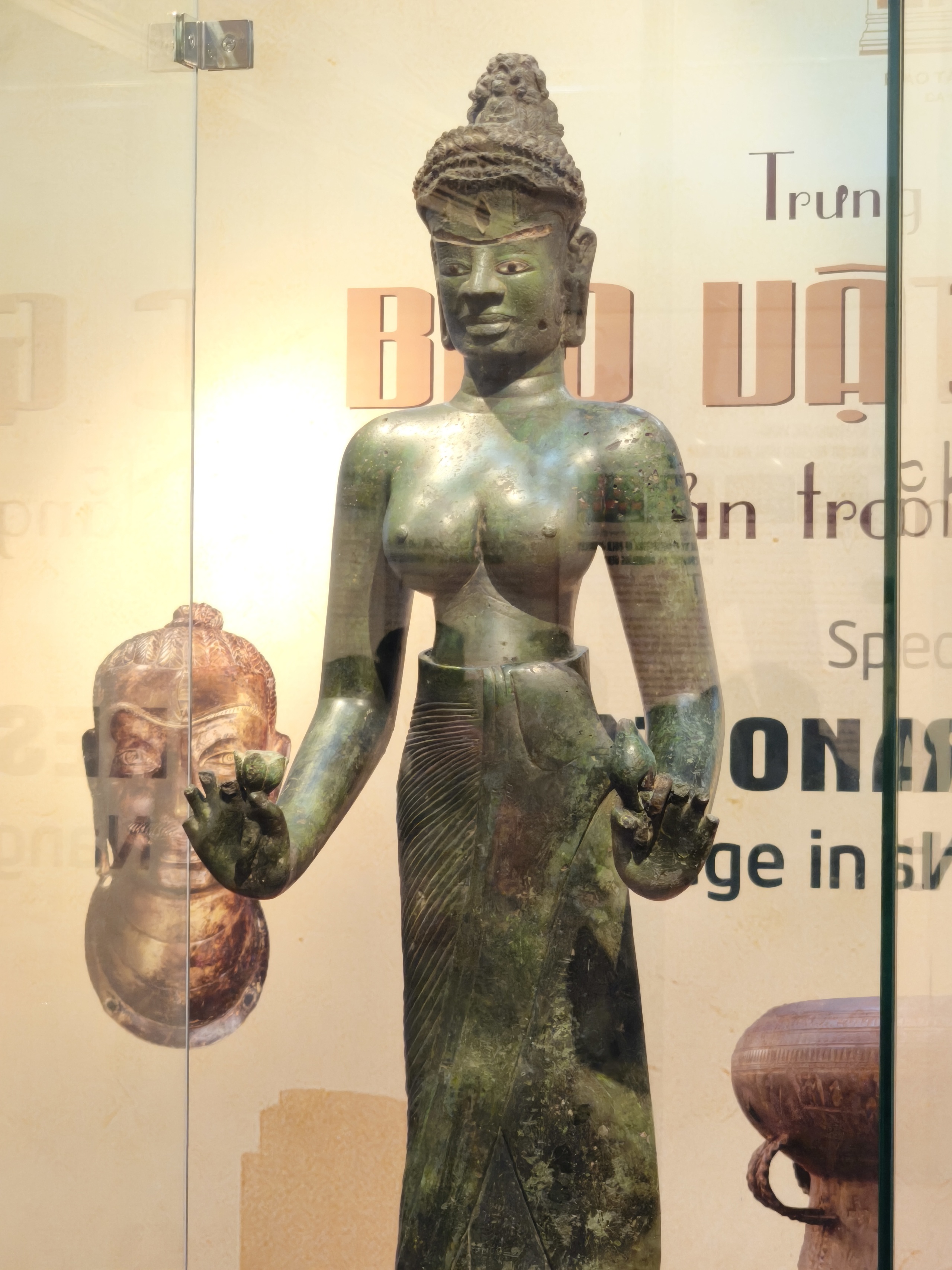 Lần đầu trưng bày bảo vật quốc gia tượng Bồ tát Tara hoàn chỉnh - Ảnh 9. Lần đầu trưng bày bảo vật quốc gia tượng Bồ tát Tara hoàn chỉnh - Ảnh 9.