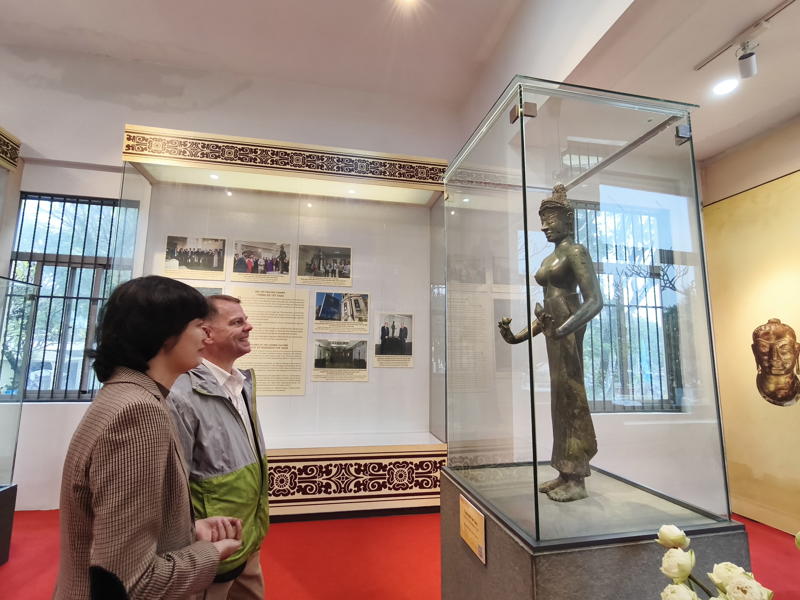 Lần đầu trưng bày bảo vật quốc gia tượng Bồ tát Tara hoàn chỉnh - Ảnh 10. Lần đầu trưng bày bảo vật quốc gia tượng Bồ tát Tara hoàn chỉnh - Ảnh 10.