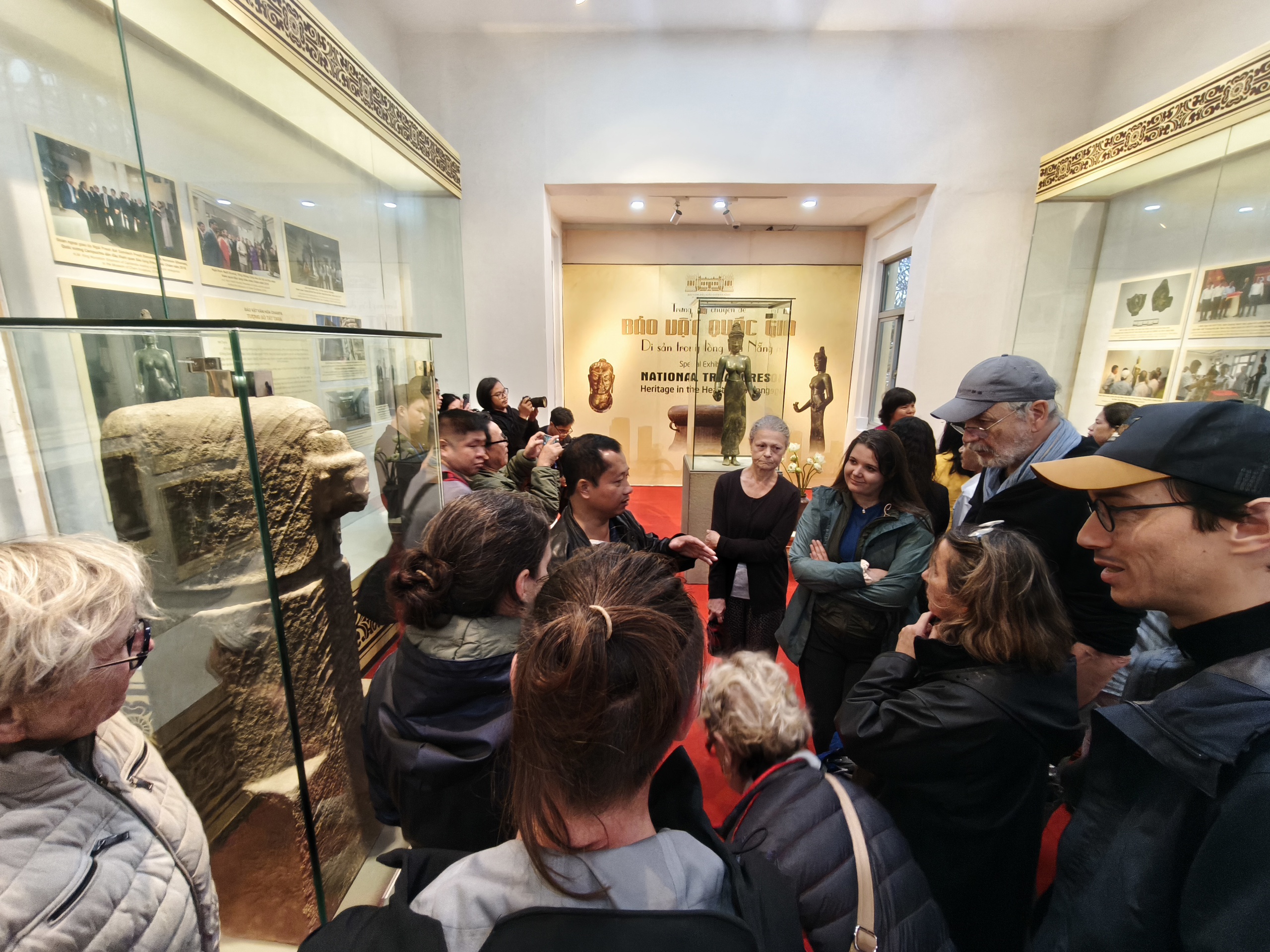 Lần đầu trưng bày bảo vật quốc gia tượng Bồ tát Tara hoàn chỉnh - Ảnh 11. Lần đầu trưng bày bảo vật quốc gia tượng Bồ tát Tara hoàn chỉnh - Ảnh 11.