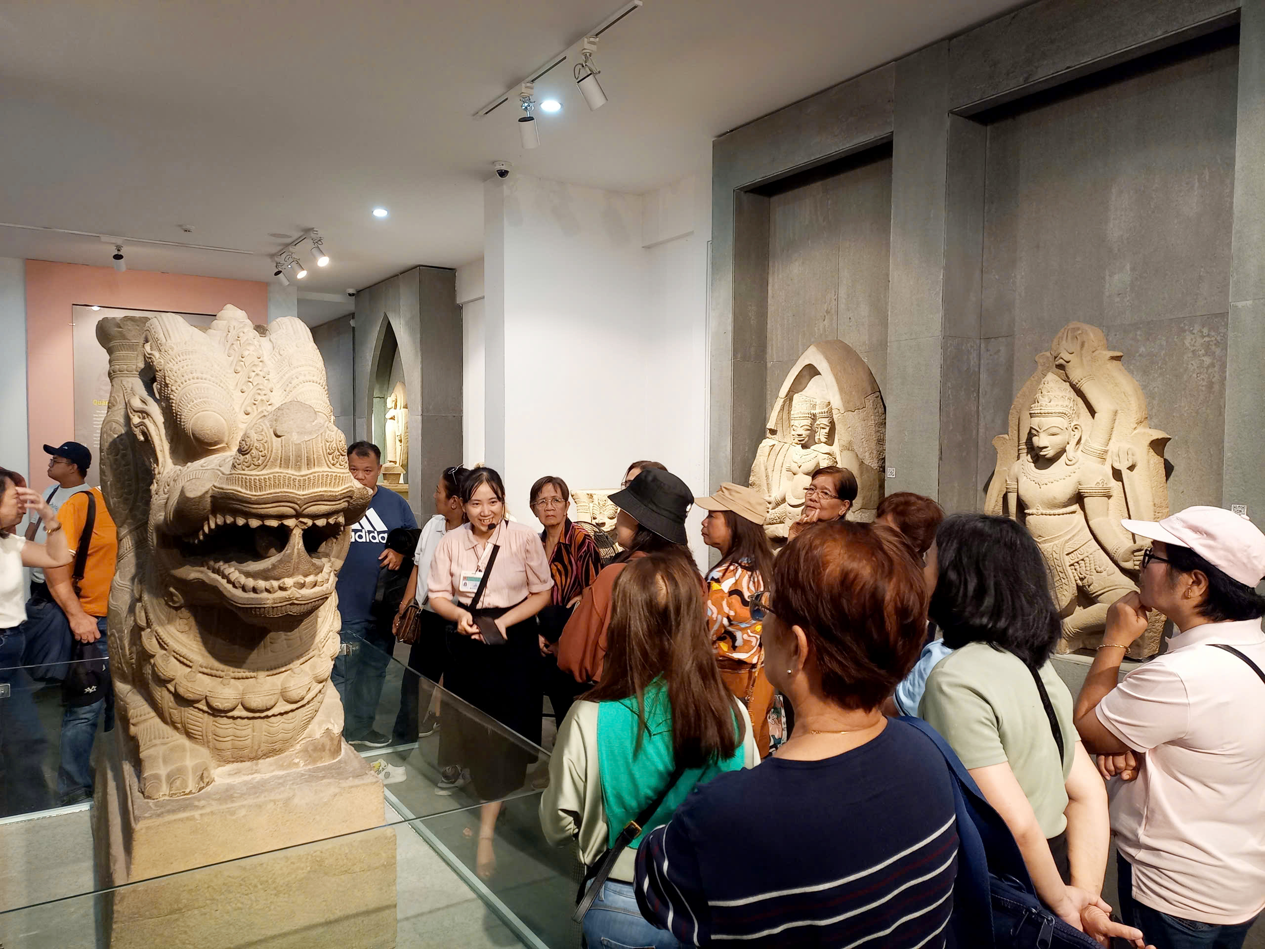 Lần đầu trưng bày bảo vật quốc gia tượng Bồ tát Tara hoàn chỉnh - Ảnh 15. Lần đầu trưng bày bảo vật quốc gia tượng Bồ tát Tara hoàn chỉnh - Ảnh 15.