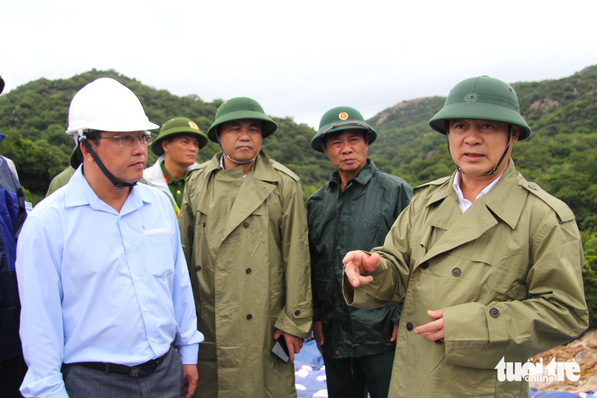 Hồ chứa 1,8 triệu m³ bị xói thân đập vì lượng nước lũ đổ về gấp 5 ngưỡng xả - Ảnh 2.